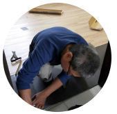 阿立超耐磨地板施工師傅黃先生，專精於各類木地板與超耐磨地板安裝