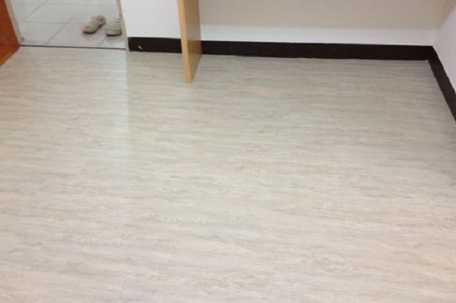 57塑膠地板施工案例：商業空間耐磨塑膠地板