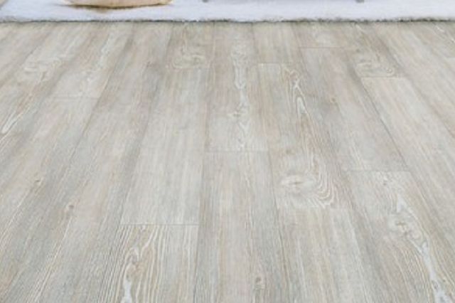 57塑膠地板施工完成後，地板表面平整美觀，細節處理到位