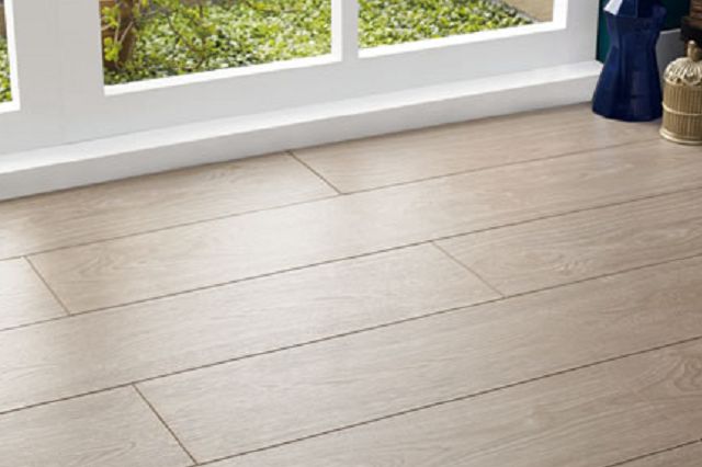 57塑膠地板提供多樣化設計與色彩的塑膠地磚，滿足不同需求