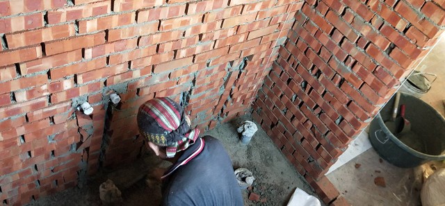 小賴工程泥作師傅進行衛浴施工