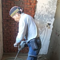 小賴工程泥作師傅朱師傅，經驗豐富