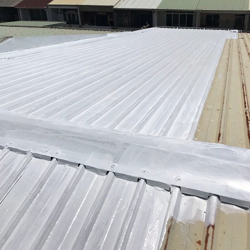 賴氏防水專業師傅在豐原進行防水工程評估