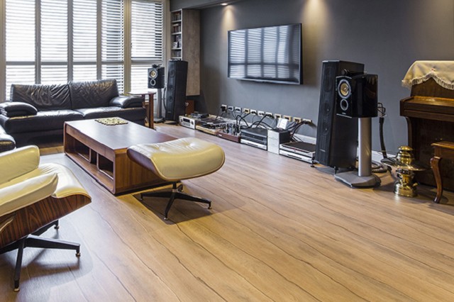 鋐哥地板專業團隊在台中為客戶安裝卡扣地板