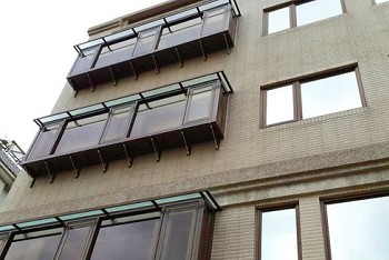 多扇門窗導致氣流過強示意圖